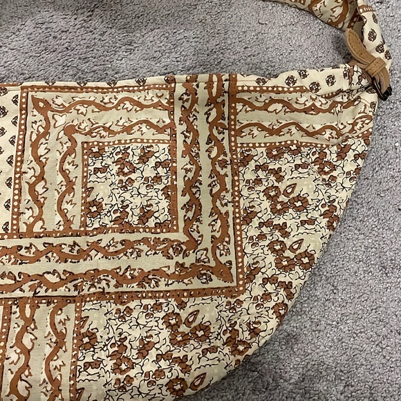 NWT Free People Patterned Slouchy Carryall Sling Bag - Picture 2 of 4